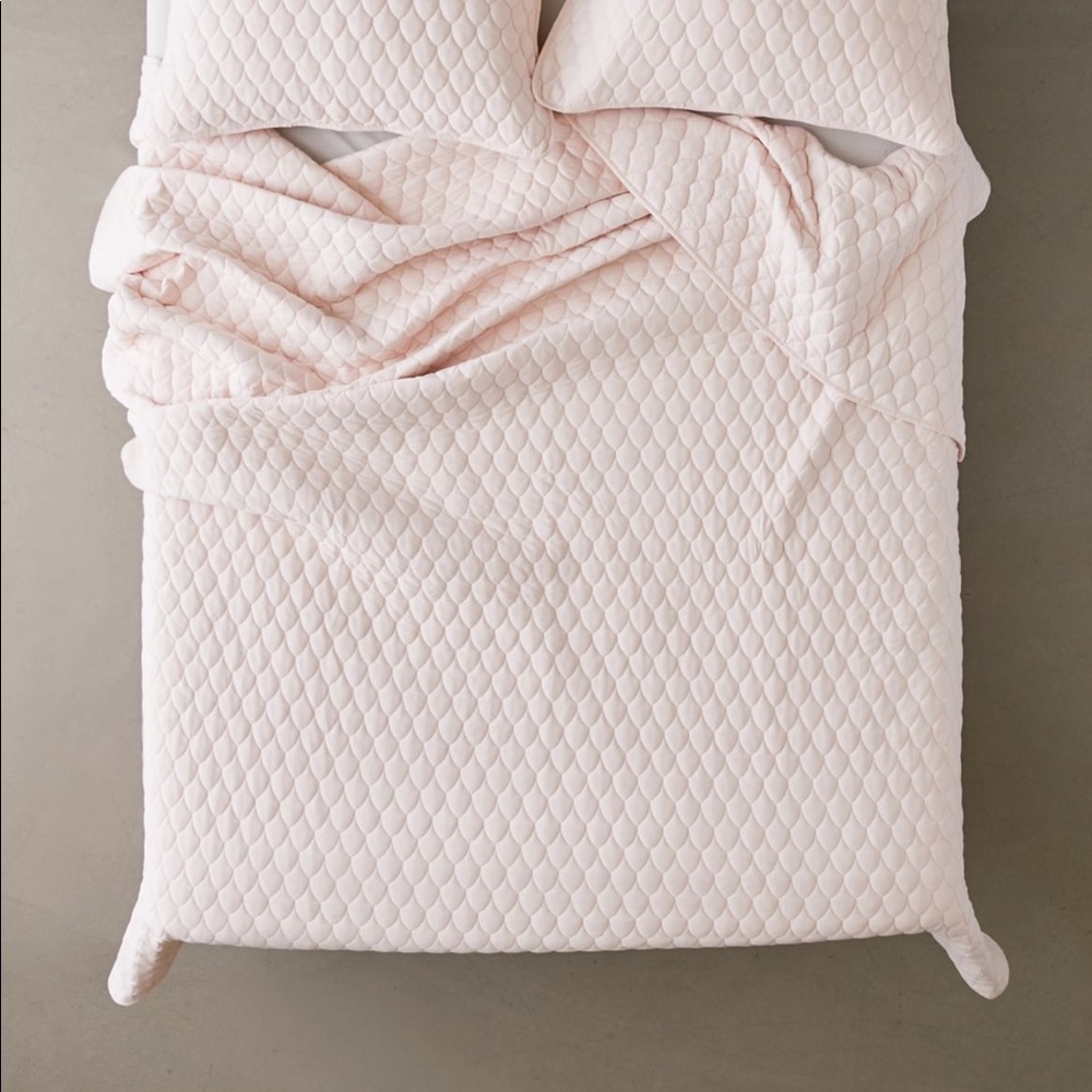 UO Scalloped Cotton Jersey Quilt - Picture 2 of 5